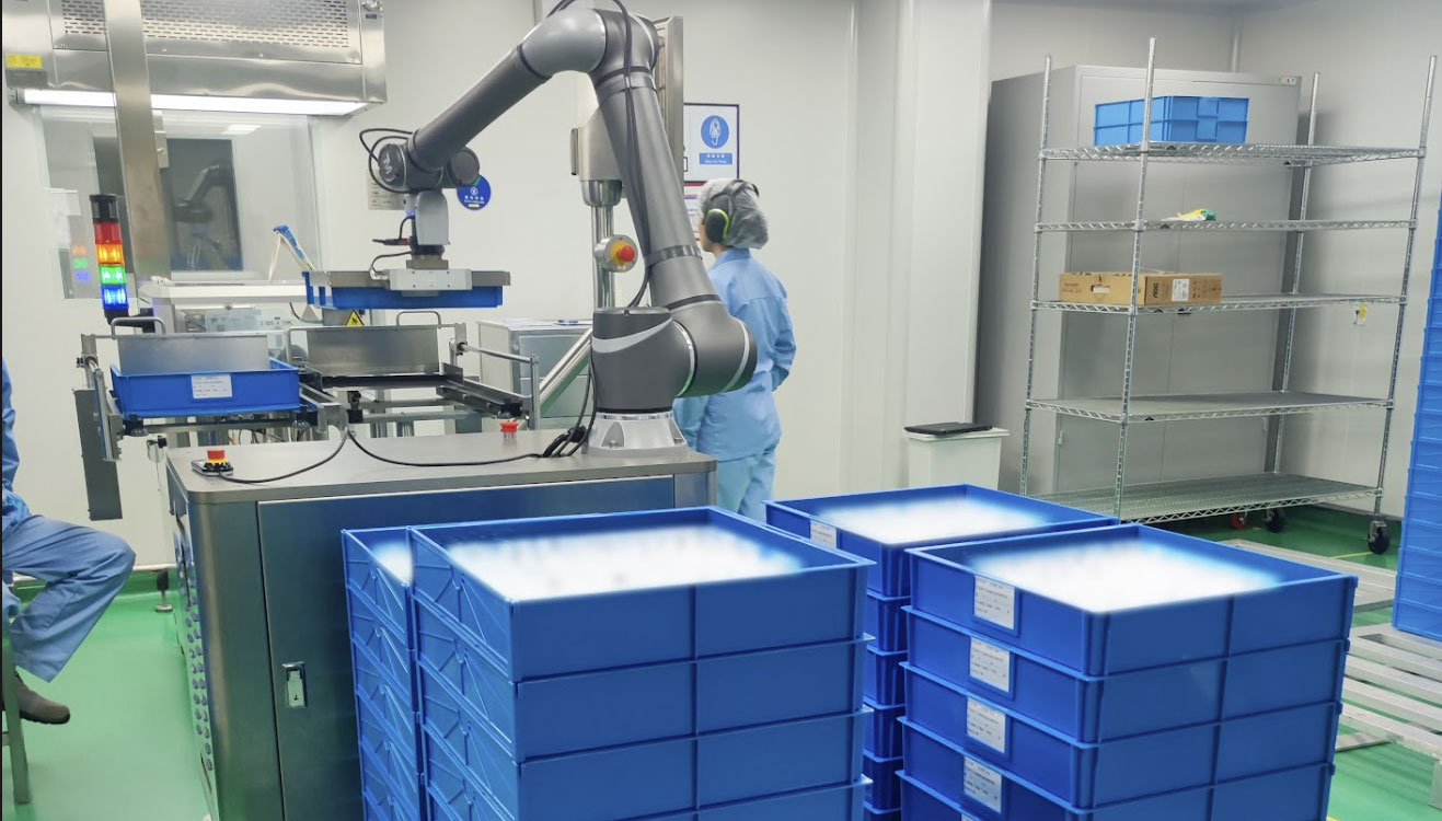 How to Automate Pharmaceutical Palletizing: A Cobot-Mounted AMR Deployment Case Study Leveraging Lean Robotics for Safer, Smarter Factories - Uchimura Robotics